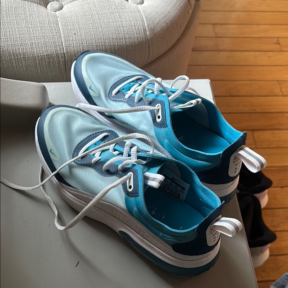 Blue Nike AirMax Sneakers (7)